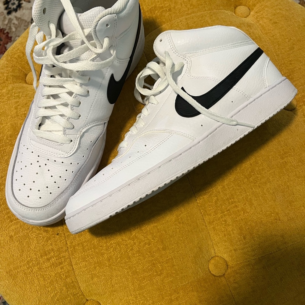 Nike White and Black Sneakers Classic Style
